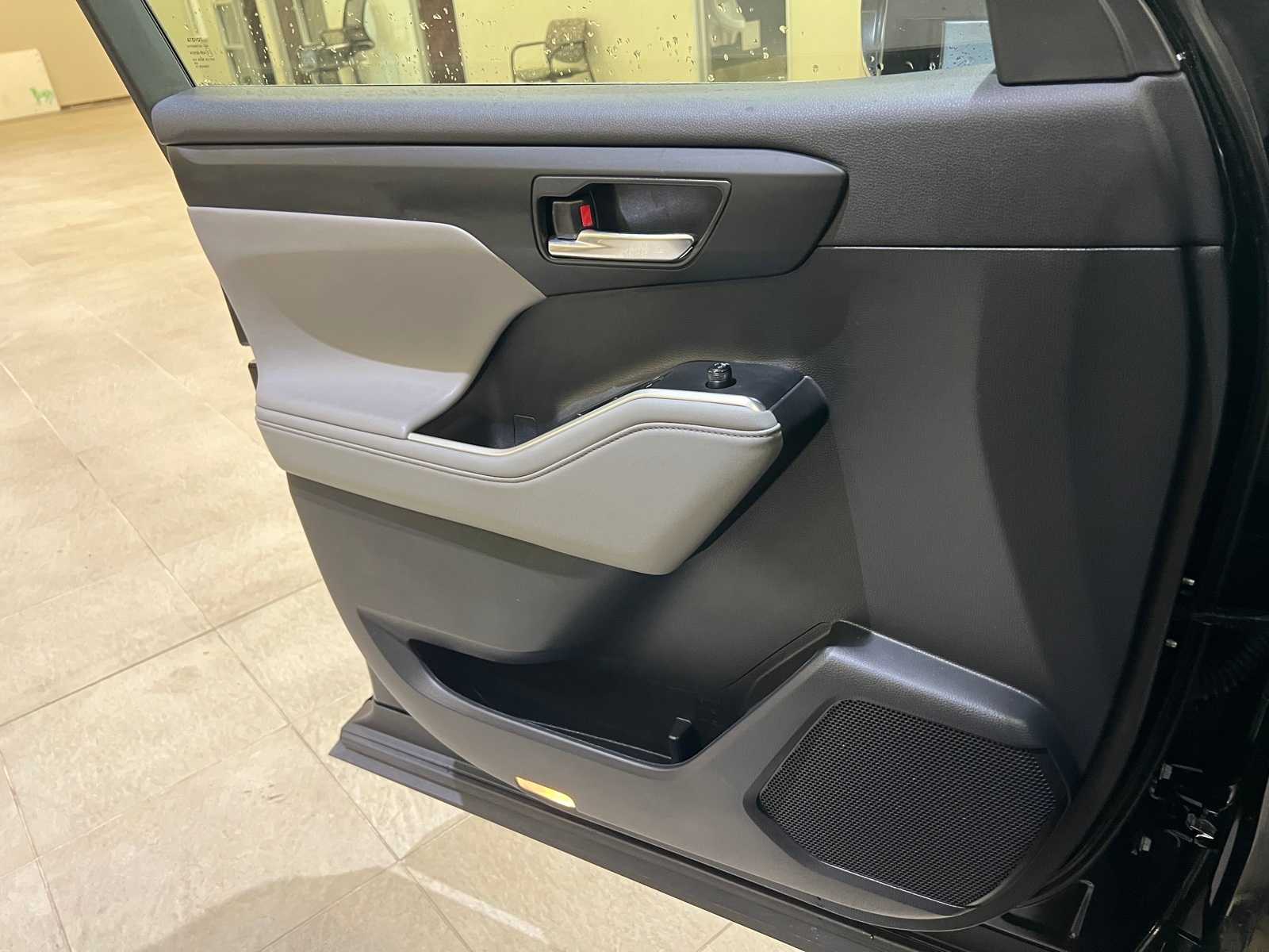 Thumbnail: 2022 Toyota Highlander - 18