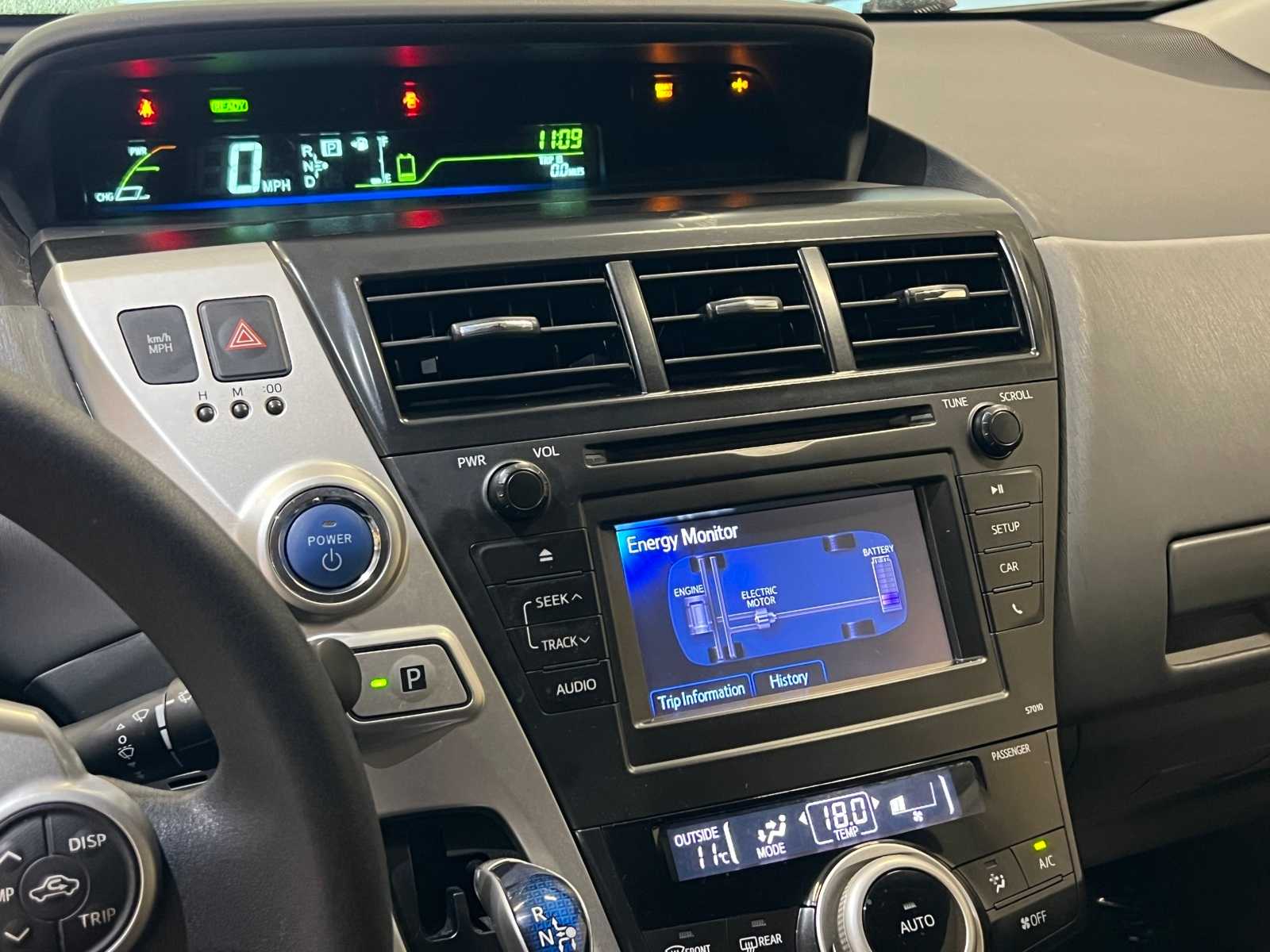 Thumbnail: 2014 Toyota Prius v - 23