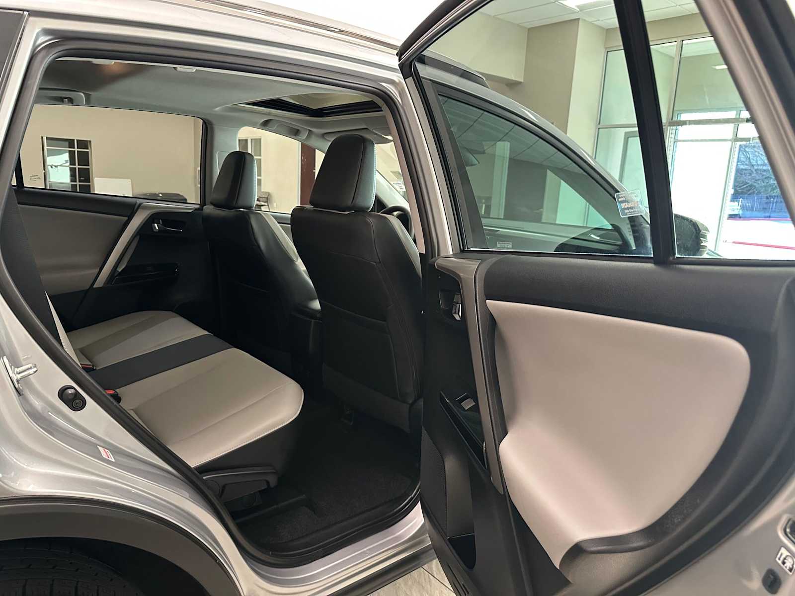 Thumbnail: 2018 Toyota RAV4 - 26