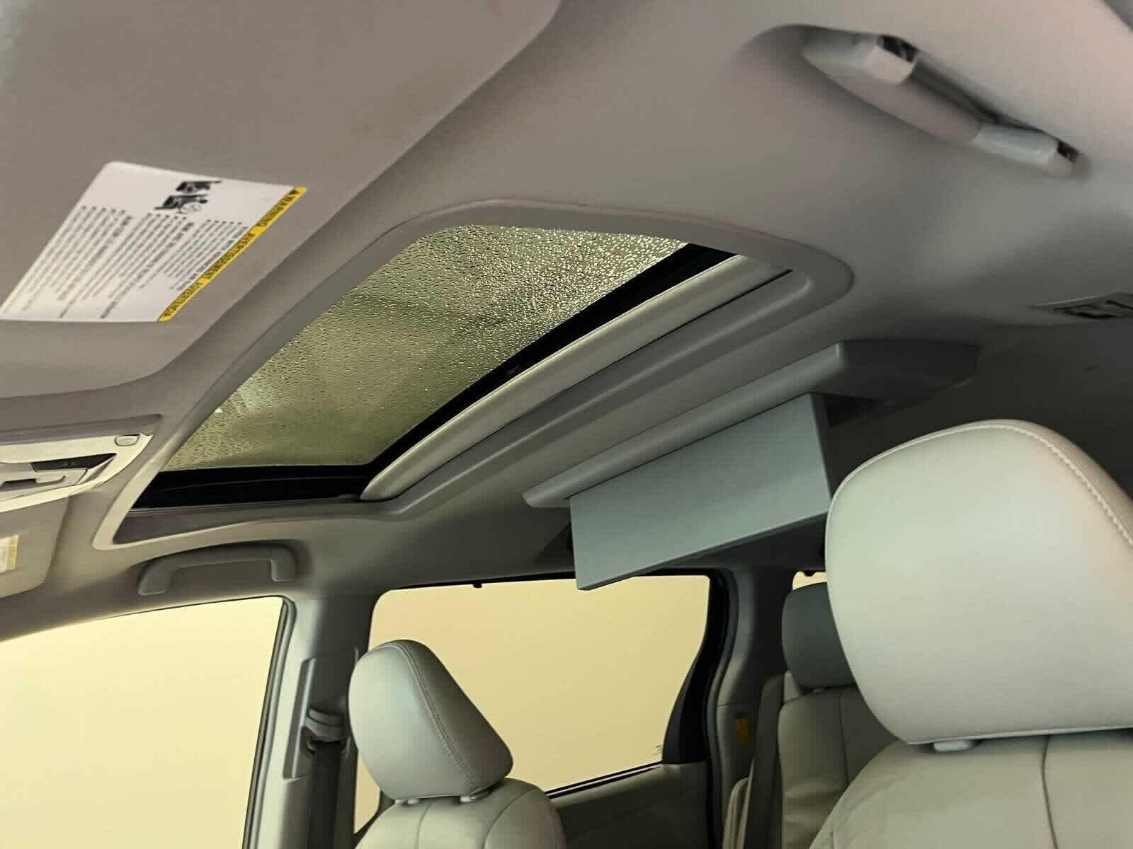 Thumbnail: 2014 Toyota Sienna - 17