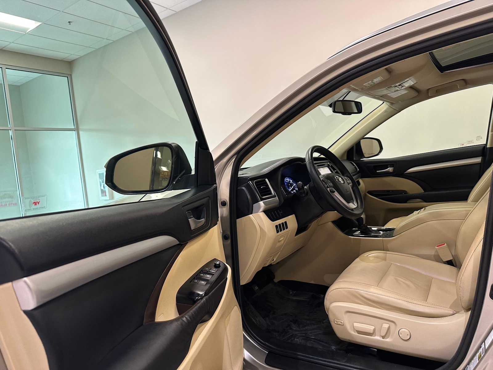 Thumbnail: 2015 Toyota Highlander - 25