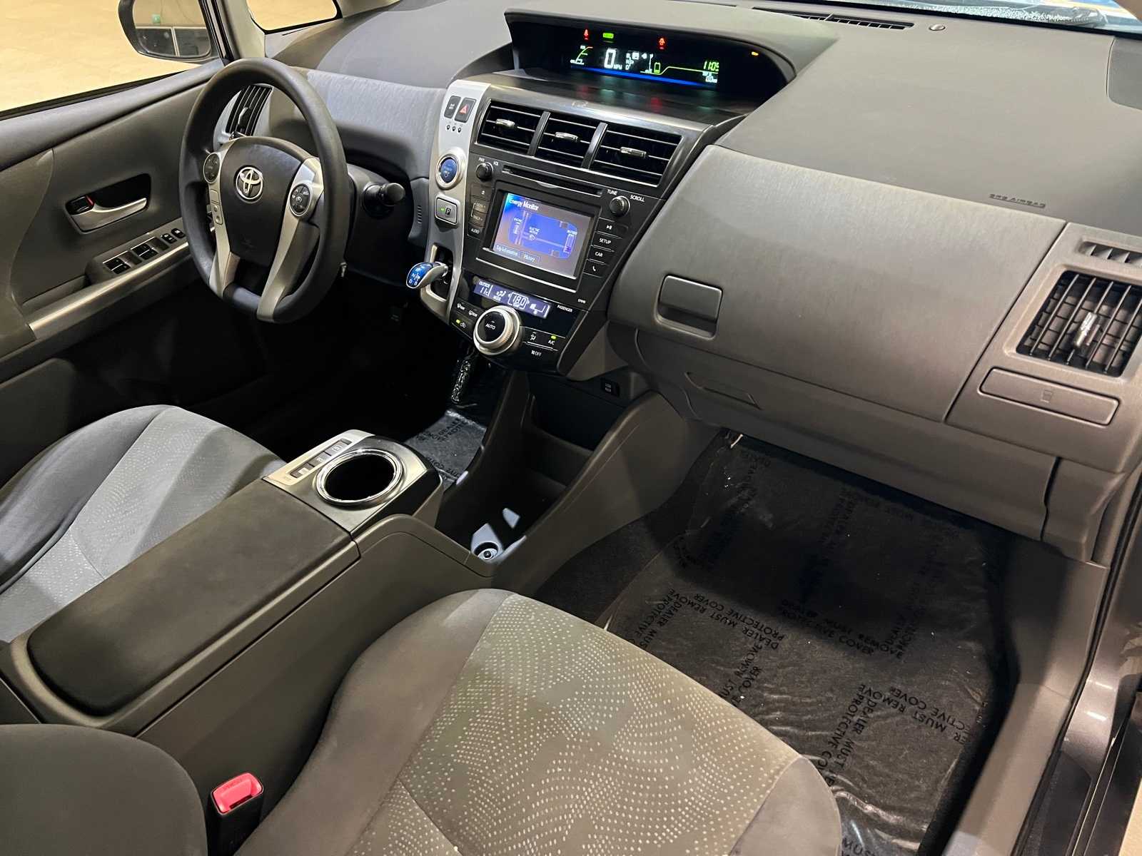 Thumbnail: 2014 Toyota Prius v - 15