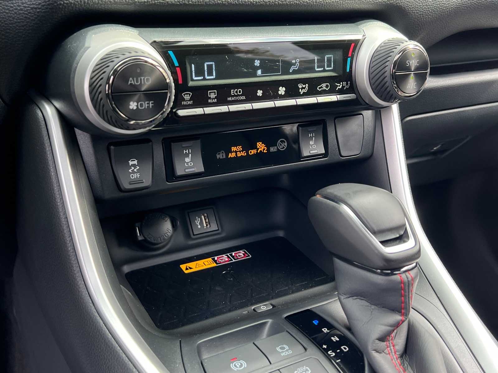 2025 Toyota RAV4 XSE 24