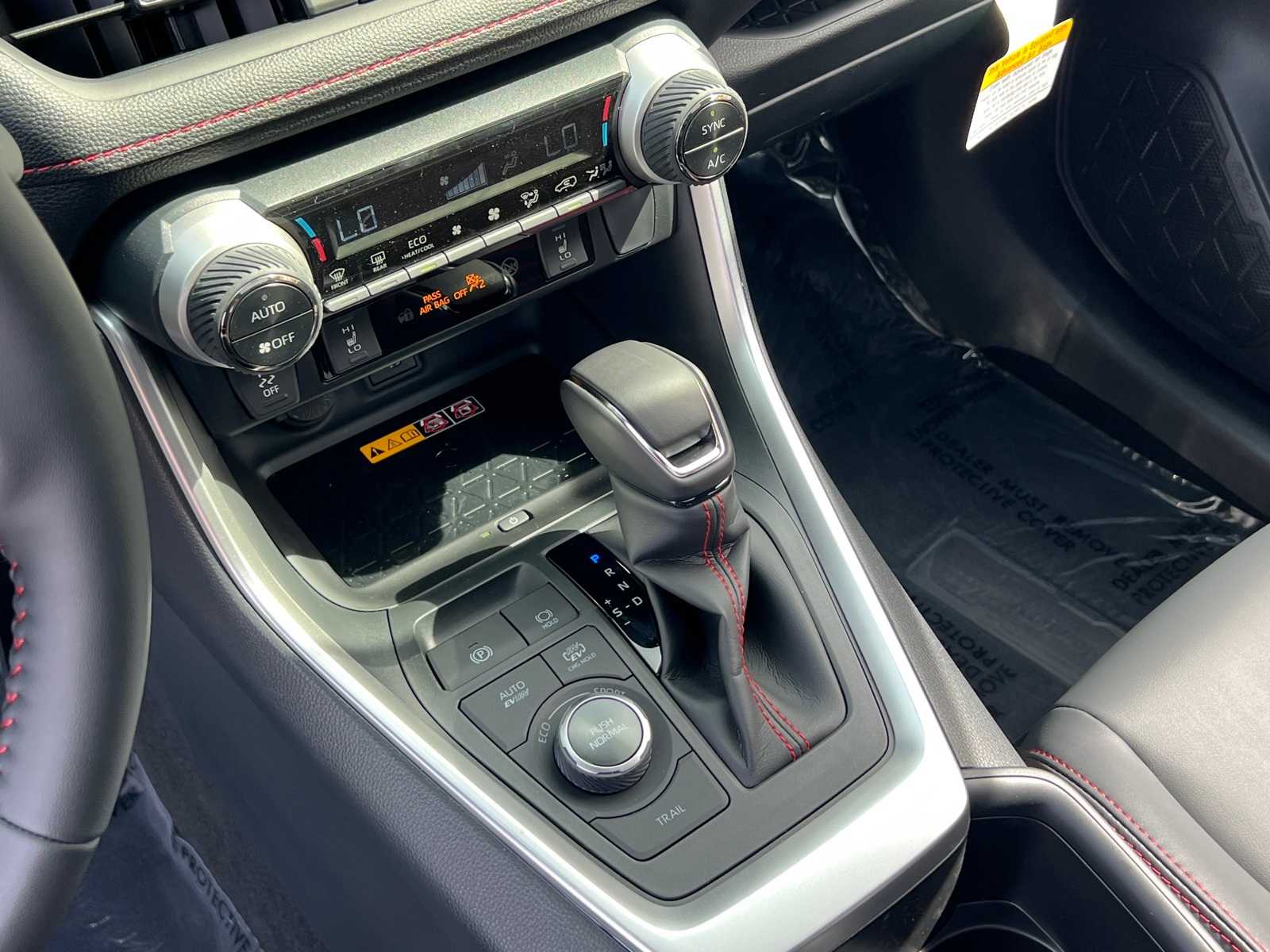2025 Toyota RAV4 XSE 23