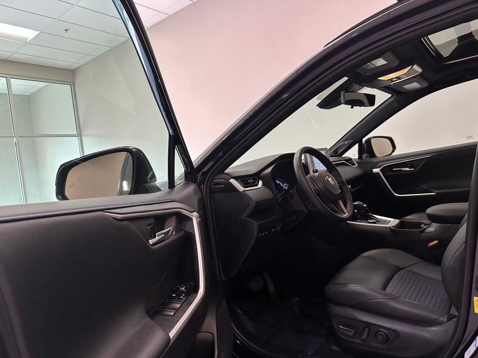 Thumbnail: 2021 Toyota RAV4 - 23