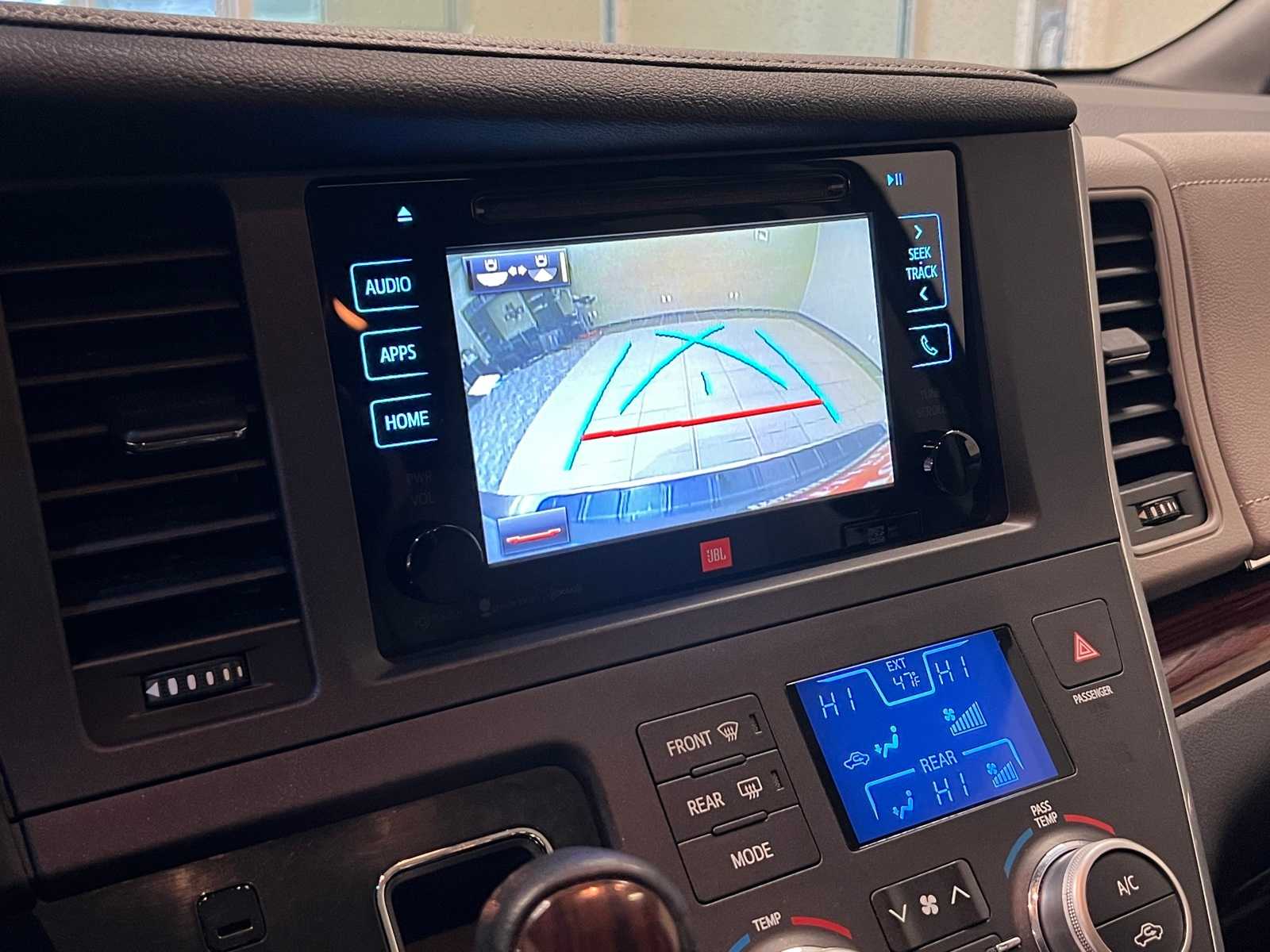 Thumbnail: 2017 Toyota Sienna - 26