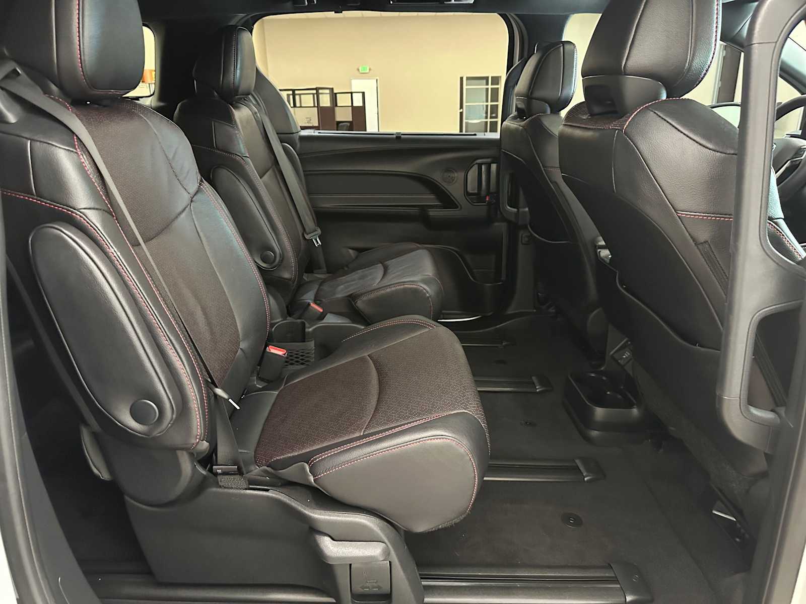 Thumbnail: 2025 Toyota Sienna - 26