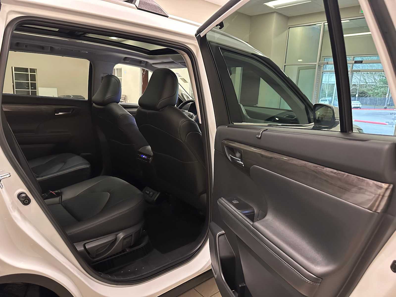 Thumbnail: 2025 Toyota Highlander - 27