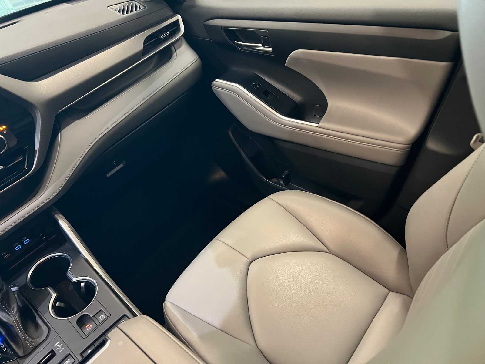 Thumbnail: 2022 Toyota Highlander - 11