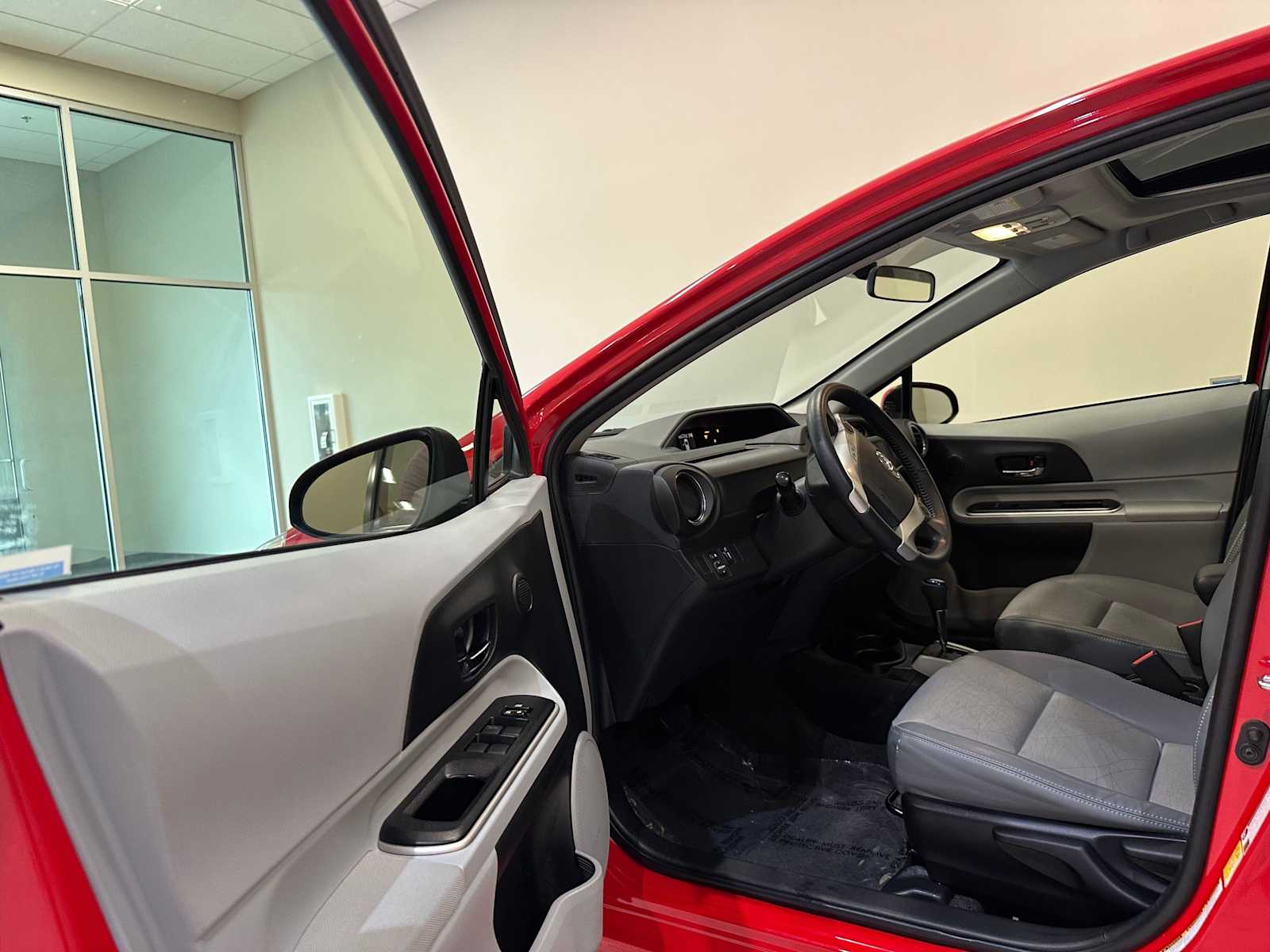 Thumbnail: 2014 Toyota Prius c - 22