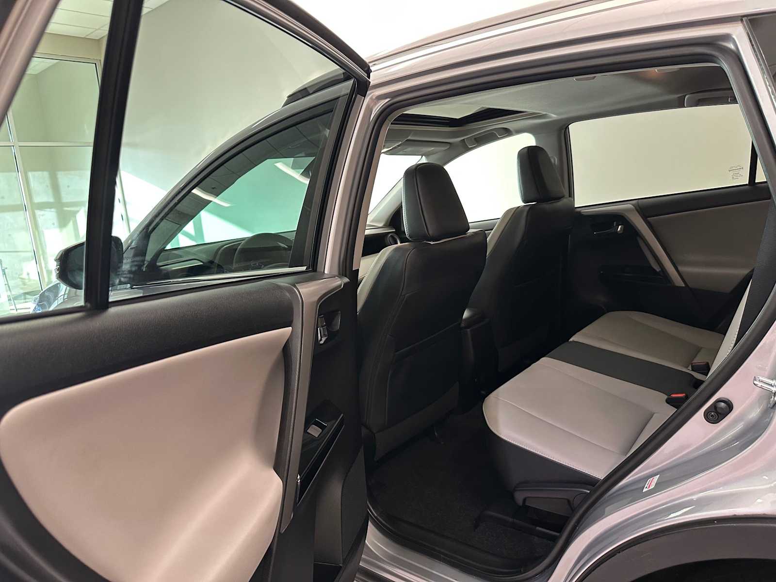 Thumbnail: 2018 Toyota RAV4 - 24