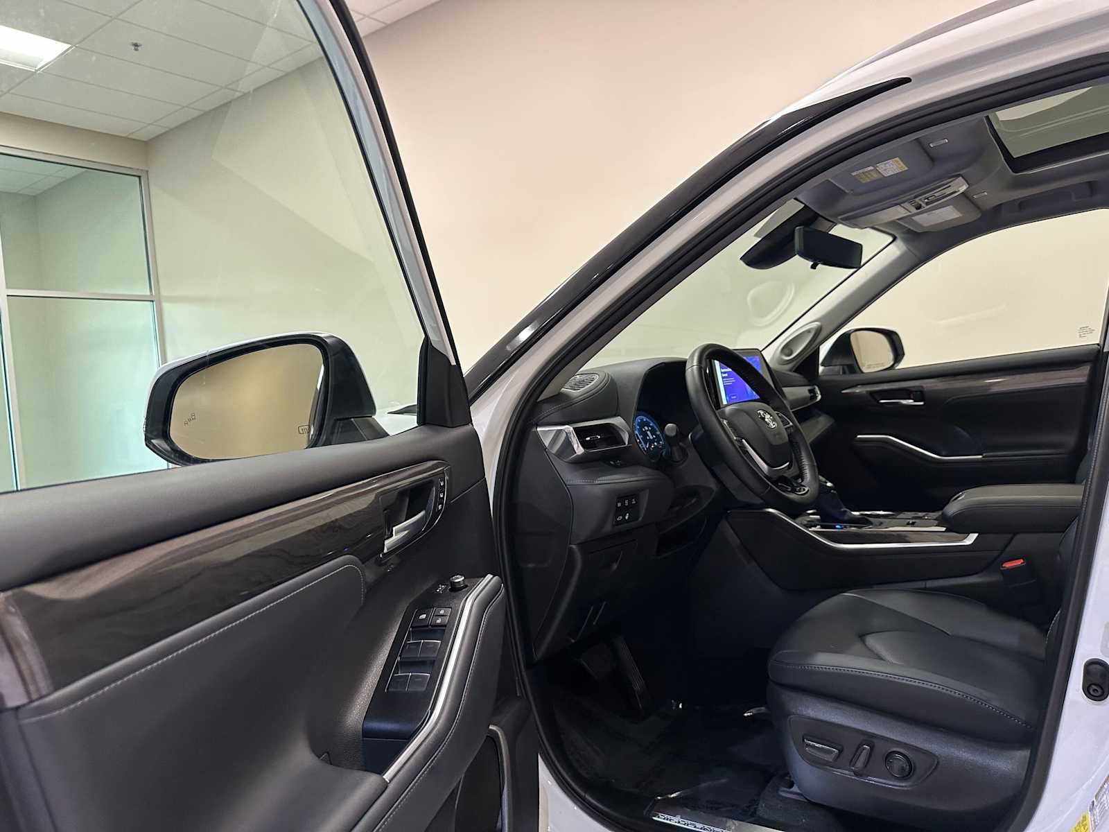 Thumbnail: 2025 Toyota Highlander - 22