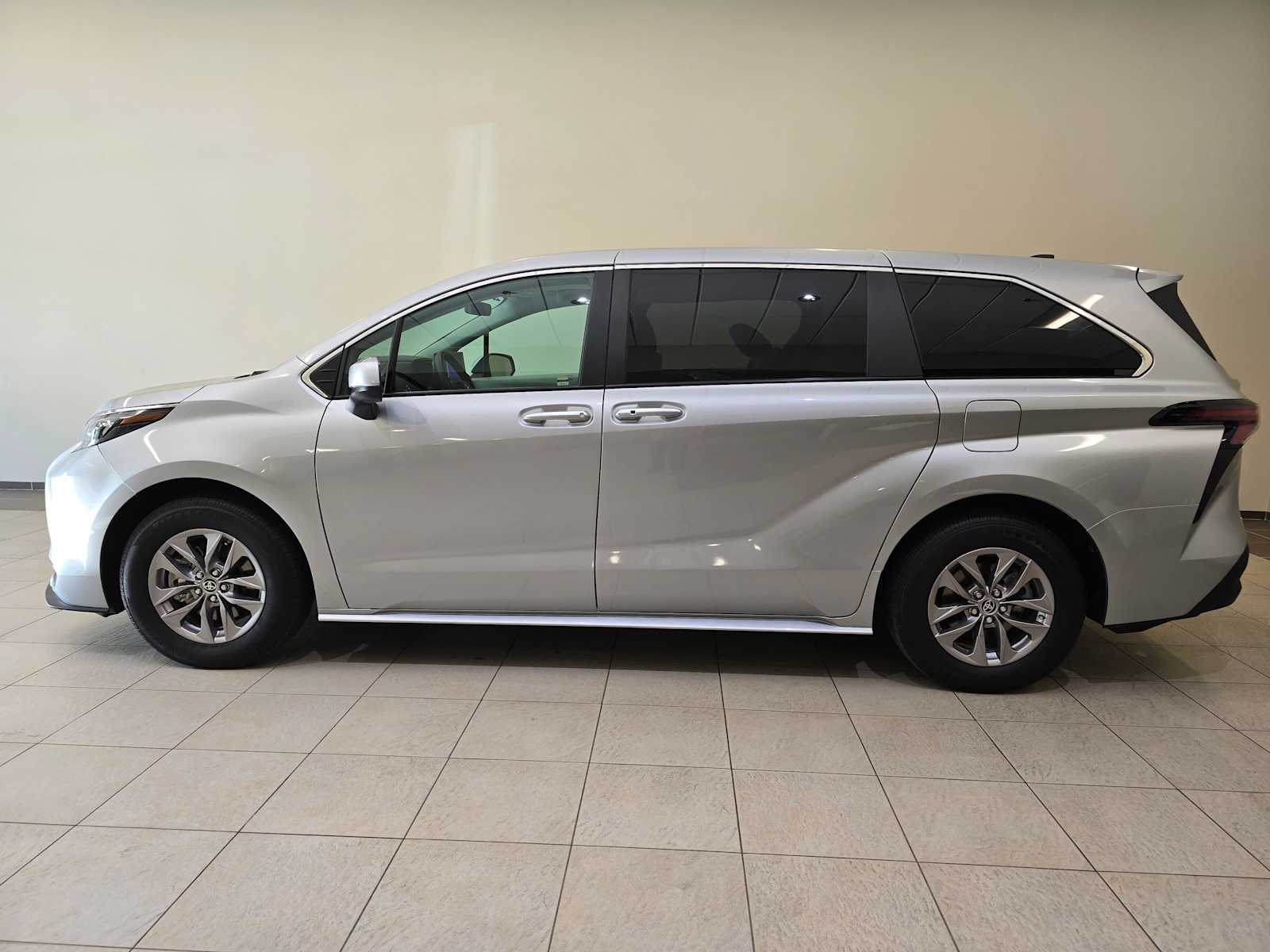 Thumbnail: 2025 Toyota Sienna - 3