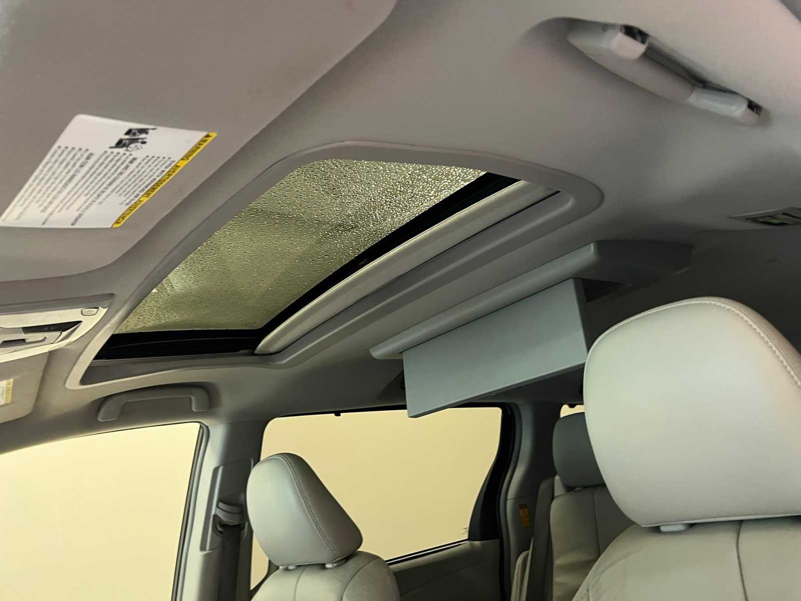 Thumbnail: 2014 Toyota Sienna - 17