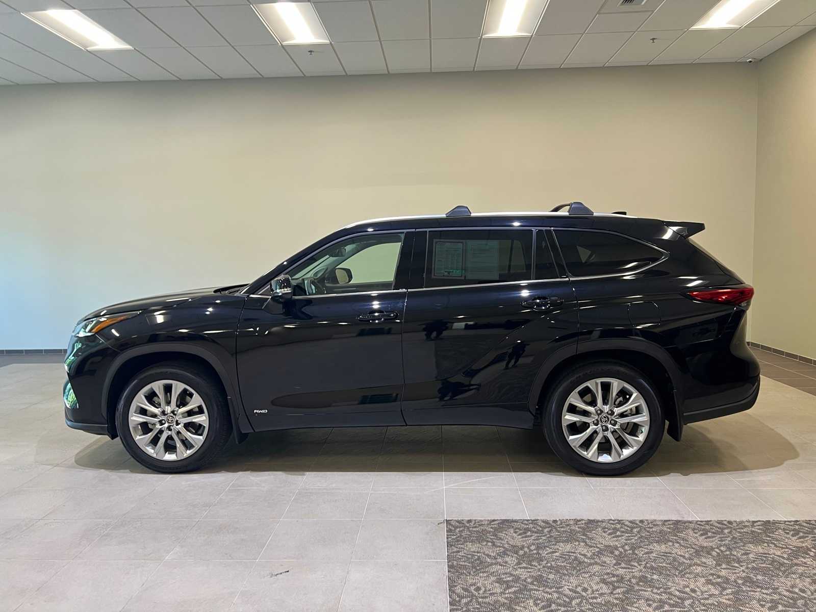 Thumbnail: 2023 Toyota Highlander - 3
