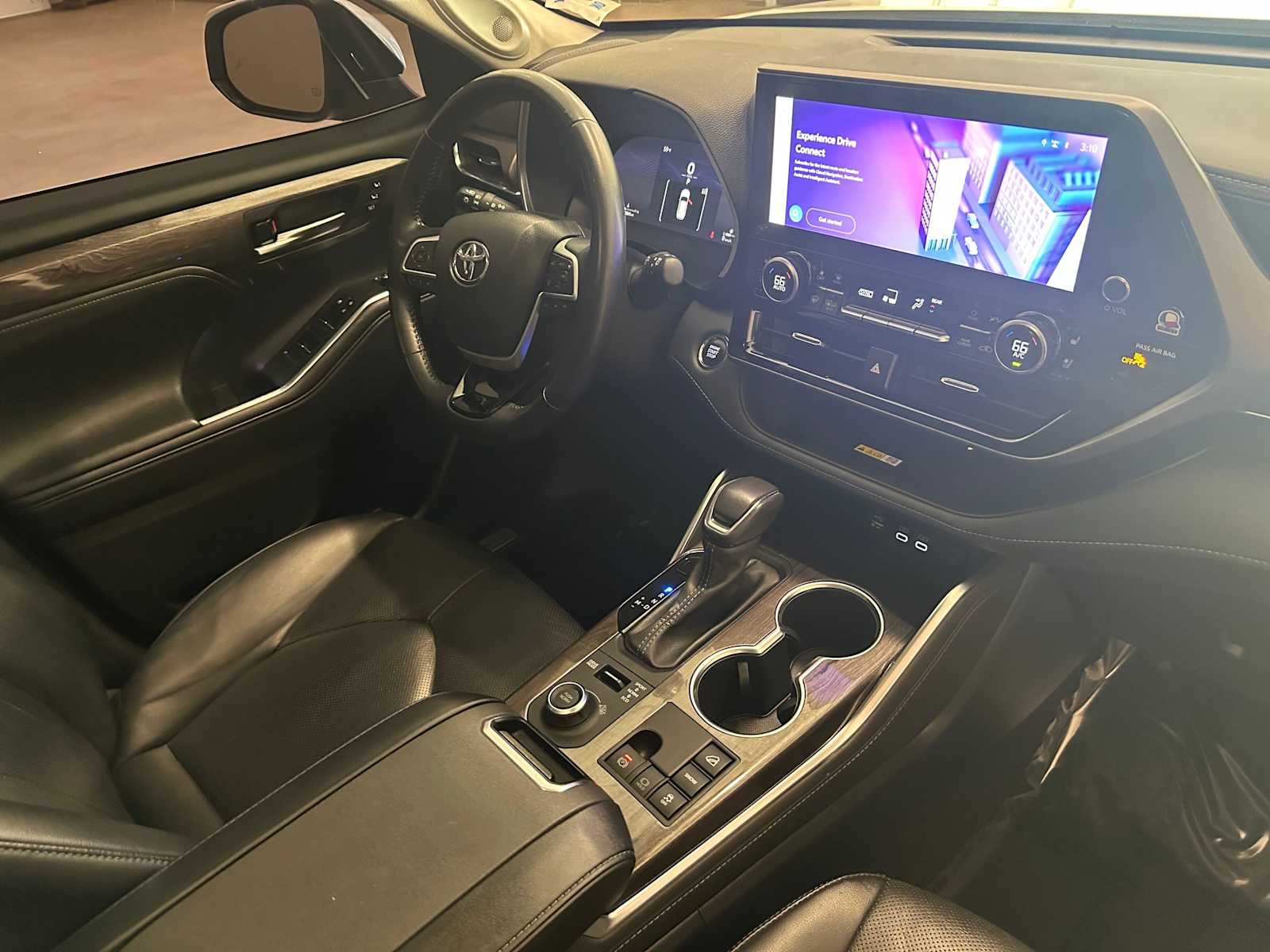 Thumbnail: 2023 Toyota Highlander - 31