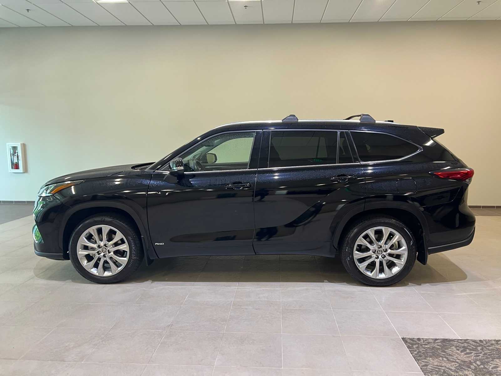 Thumbnail: 2022 Toyota Highlander - 3