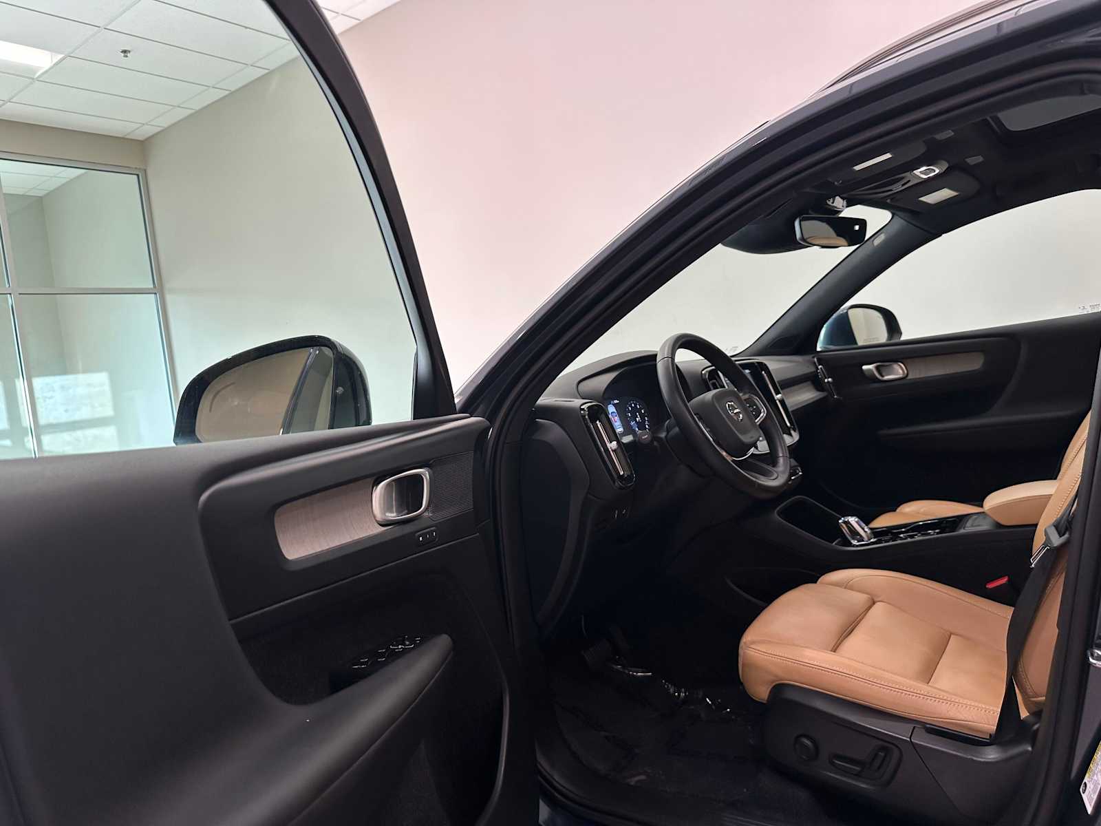 Thumbnail: 2020 Volvo XC40 - 23