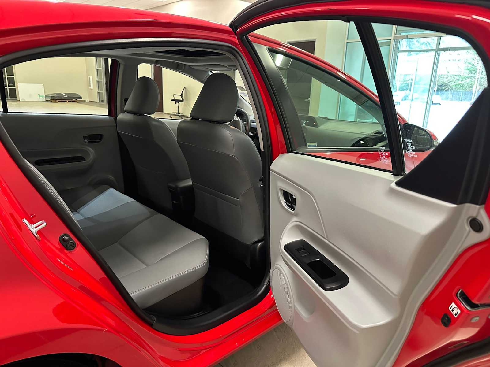 Thumbnail: 2014 Toyota Prius c - 26