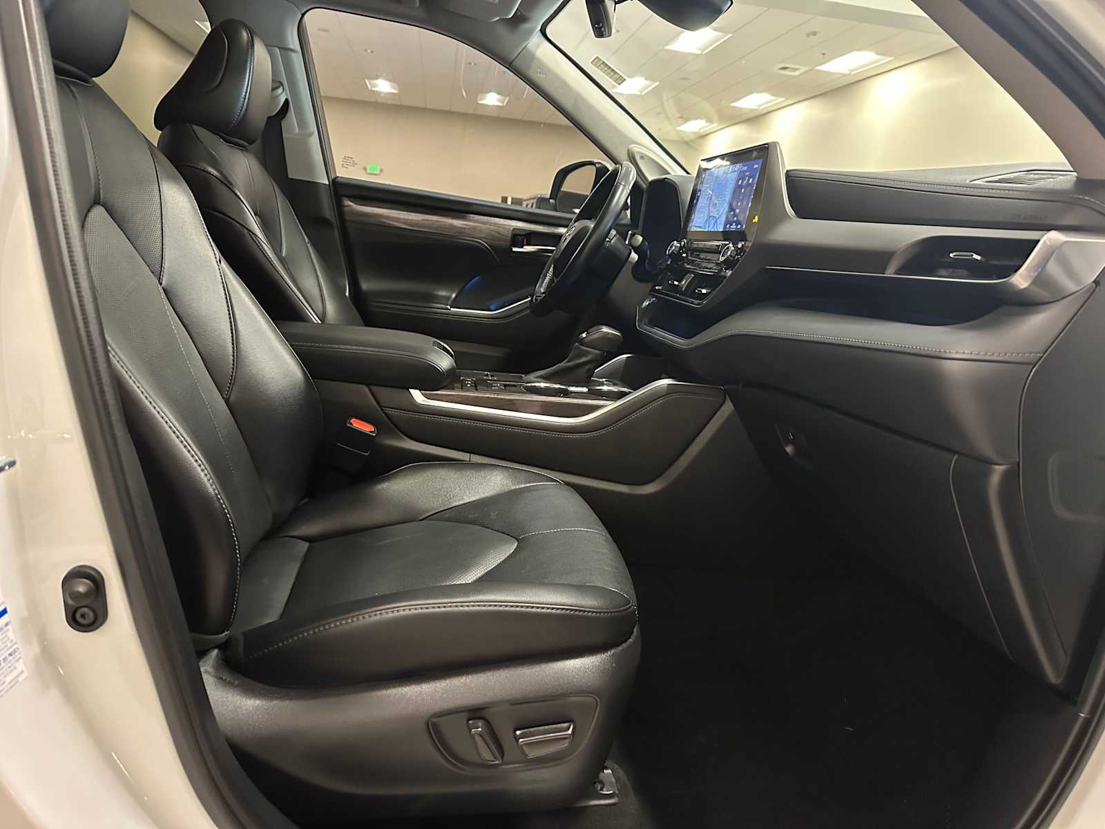 Thumbnail: 2022 Toyota Highlander - 28