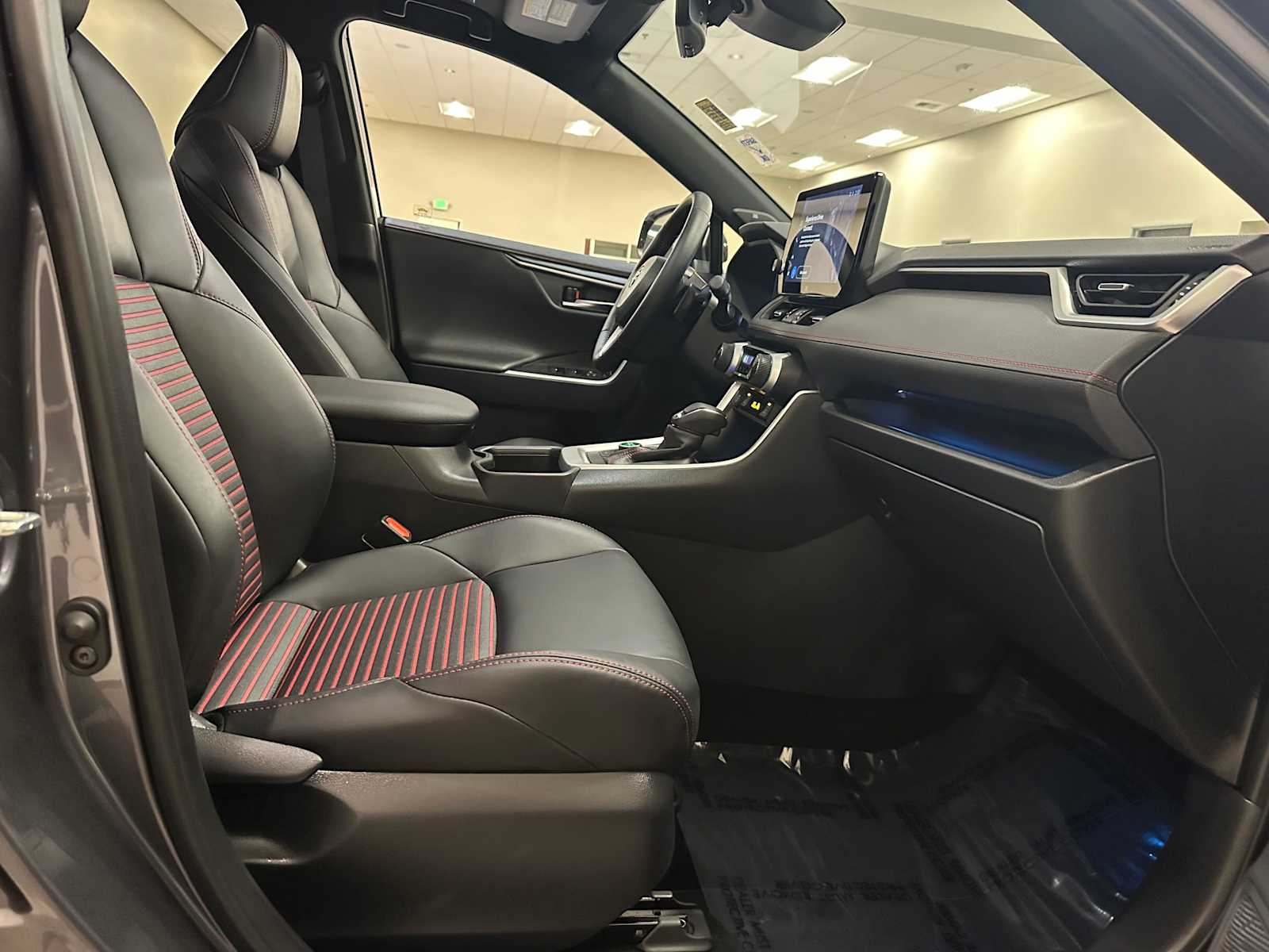 Thumbnail: 2025 Toyota RAV4 - 28