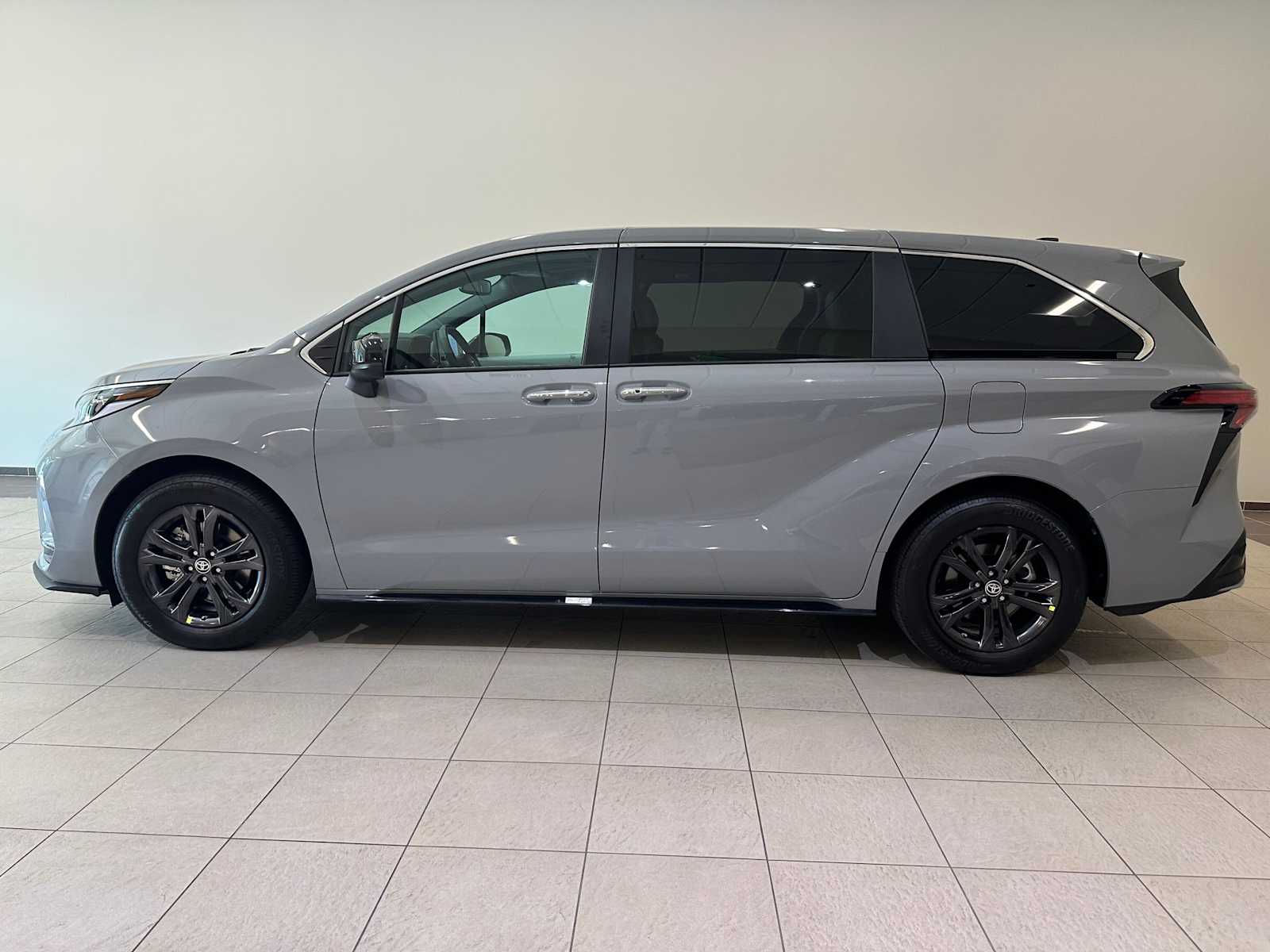 Thumbnail: 2024 Toyota Sienna - 3