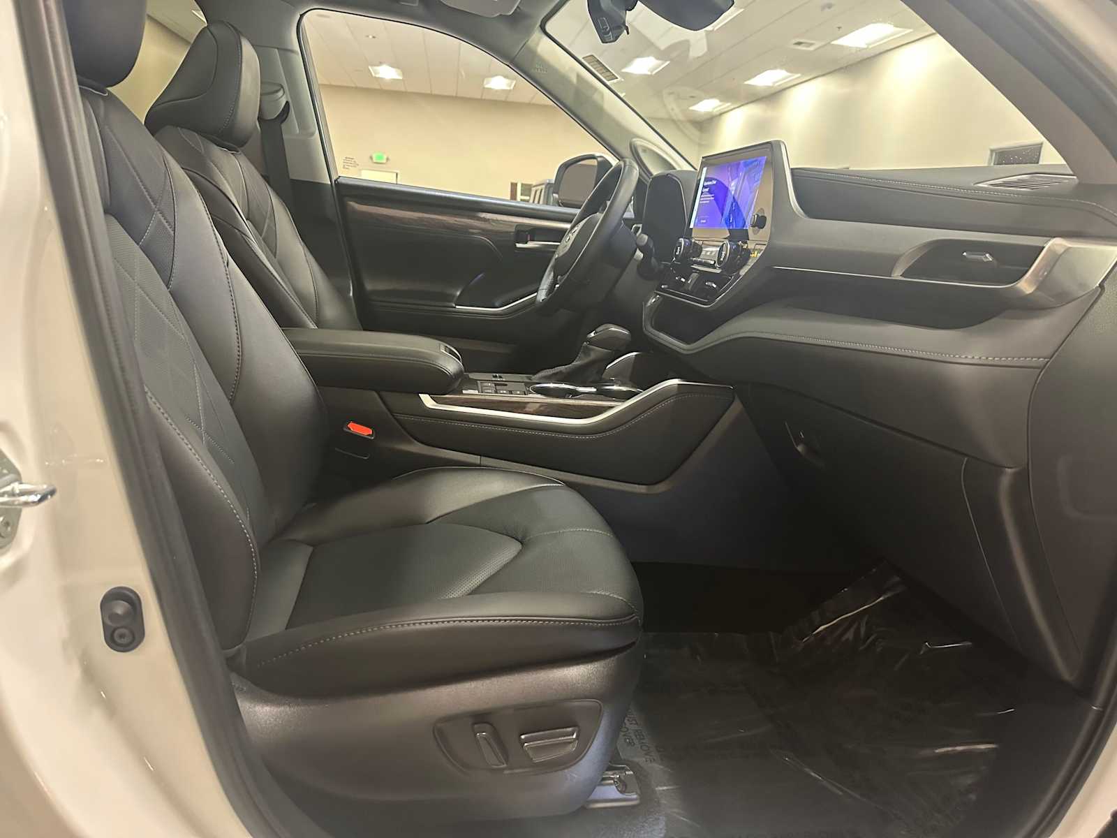 Thumbnail: 2025 Toyota Highlander - 28