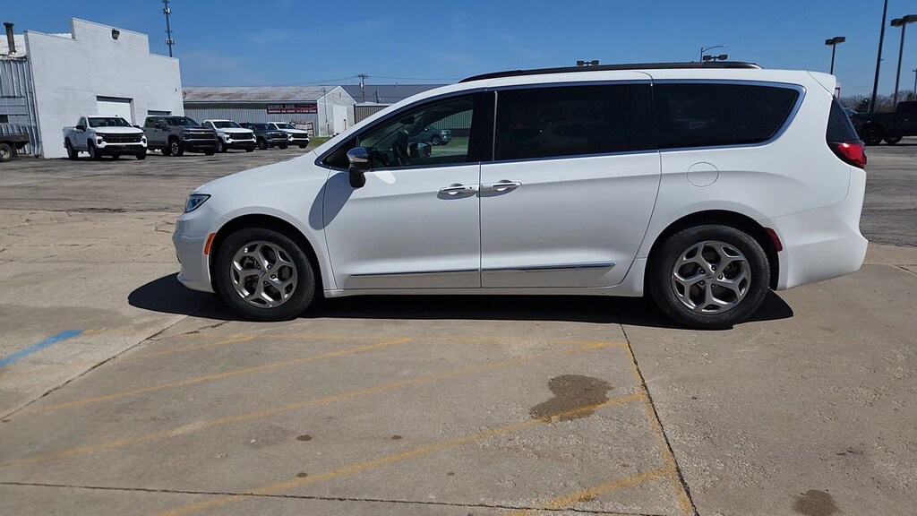 Used 2023 Chrysler Pacifica Limite VAN PASSENGE
