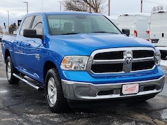 2021 Ram 1500 SLT Classi CREW CAB PIC