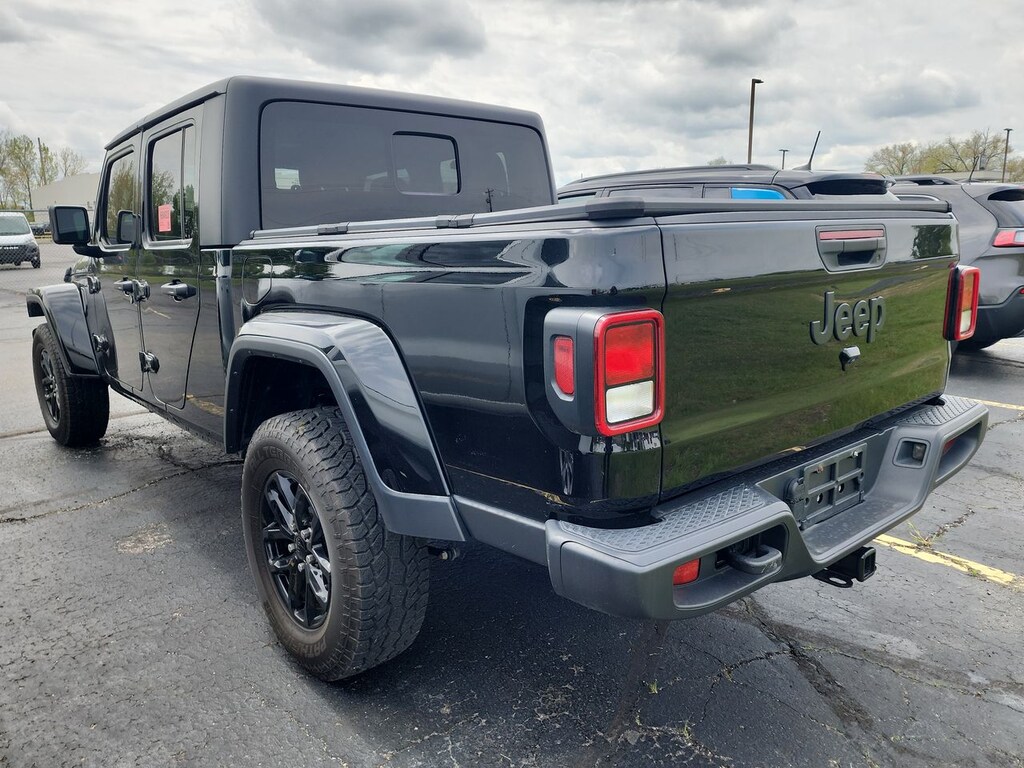 Used 2022 Jeep Gladiator Sport PICKUP