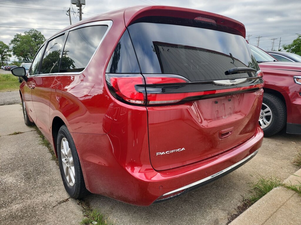 Used 2025 Chrysler Pacifica Select VAN PASSENGE