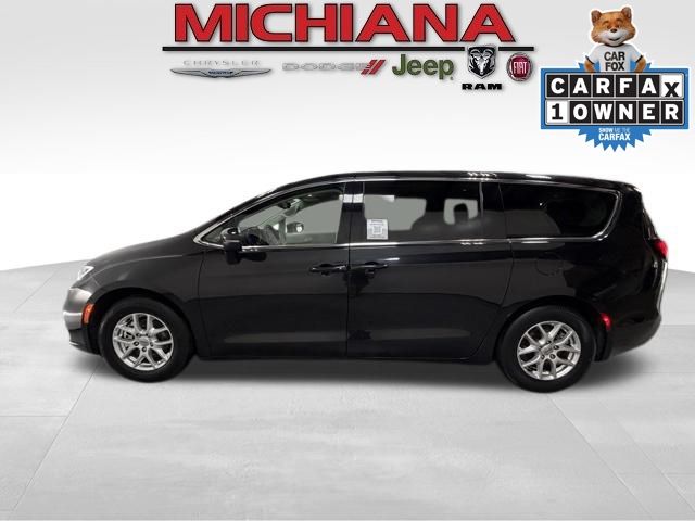 2023 Chrysler Pacifica Touring L's photo