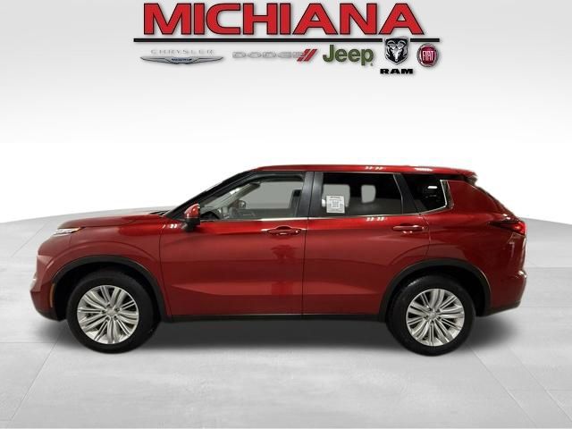2024 Mitsubishi Outlander ES 2WD's photo