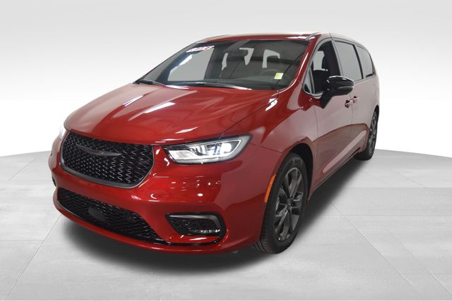 2026 Chrysler Pacifica photo 2