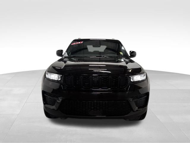 2025 Jeep Grand Cherokee Altitude photo 3