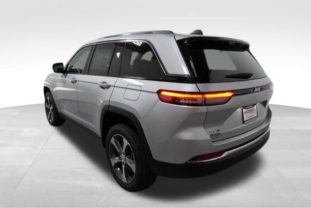 2024 Jeep Cherokee 4xe Sport photo 2