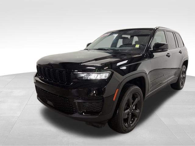 2025 Jeep Grand Cherokee Altitude photo 2