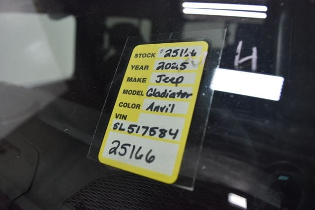 2025 Jeep Gladiator Willys - Photo 21