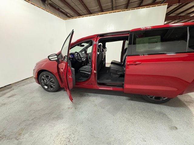 2026 Chrysler Pacifica Select - Photo 11