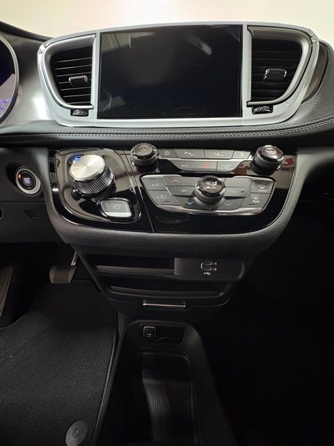 2026 Chrysler Pacifica Select - Photo 15