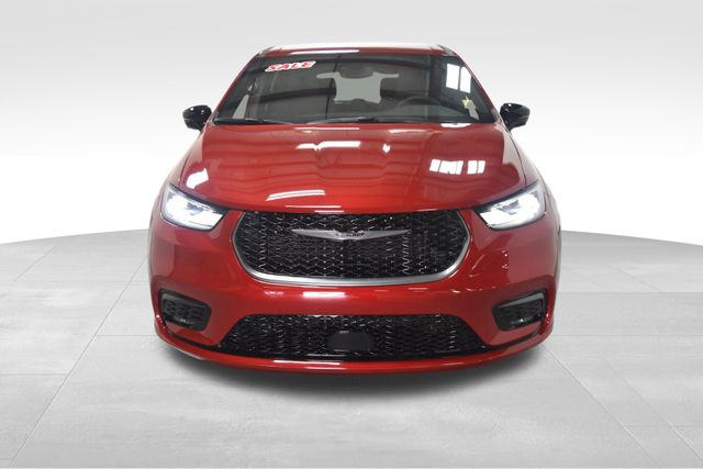 2026 Chrysler Pacifica photo 3
