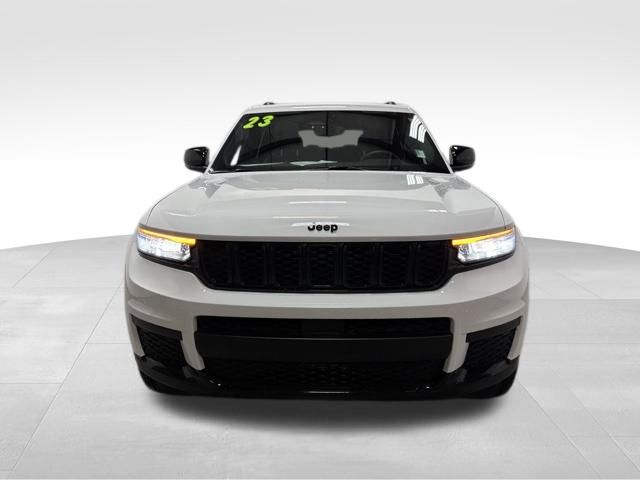 2023 Jeep Grand Cherokee Laredo Altitude photo 3