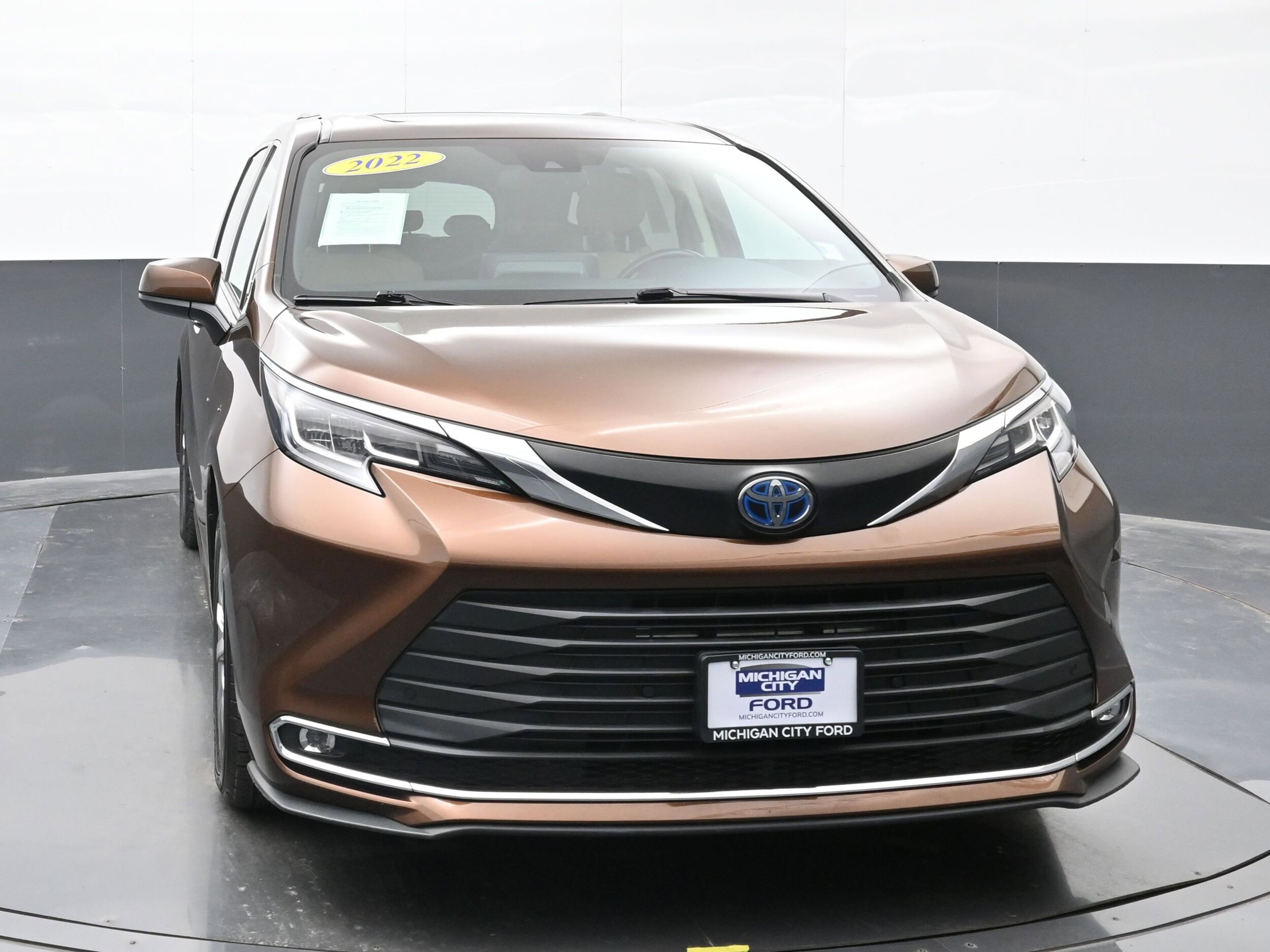 2022 Toyota Sienna XLE photo 2
