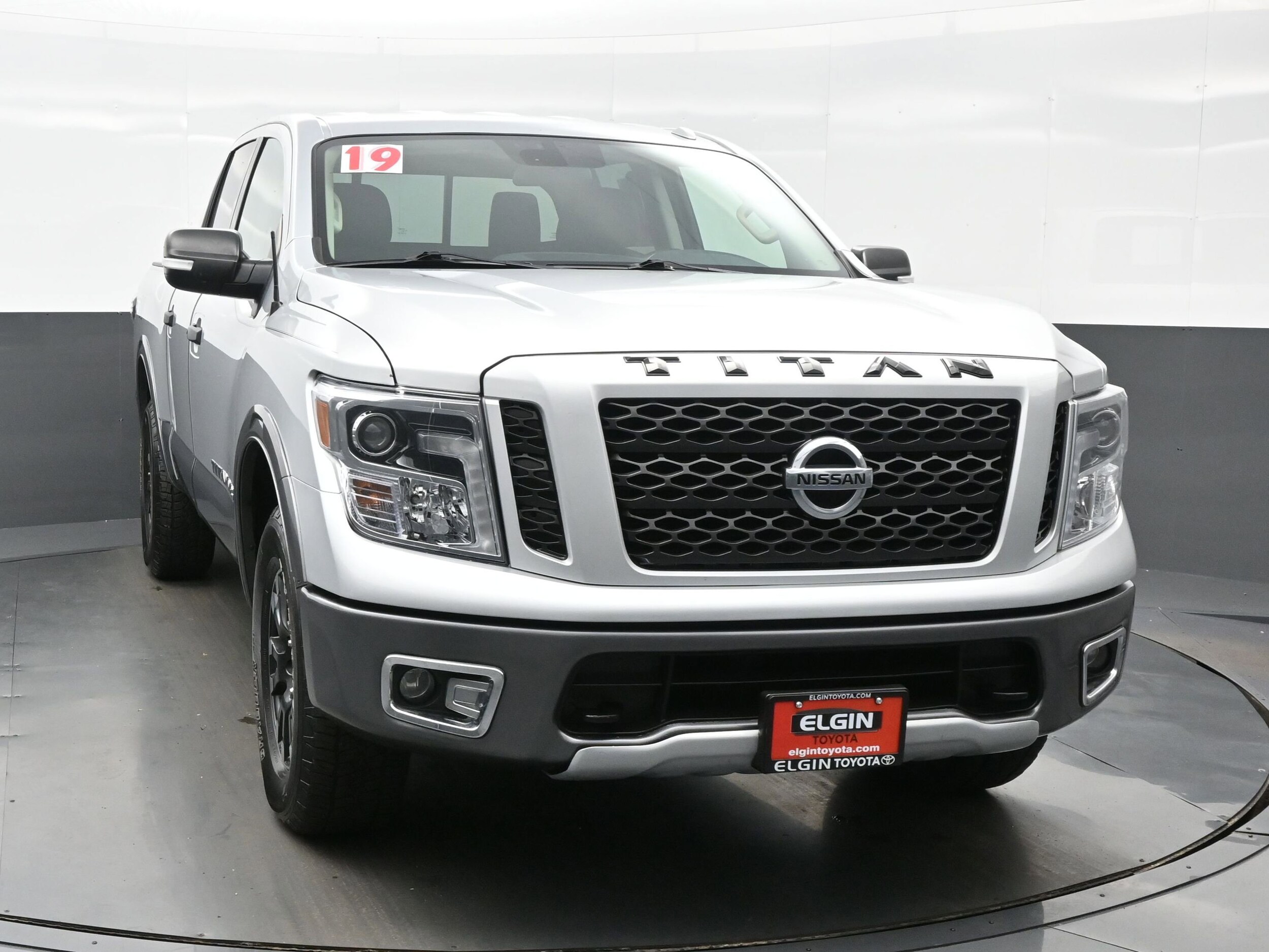 2019 Nissan Titan Crew Cab PRO-4X photo 2