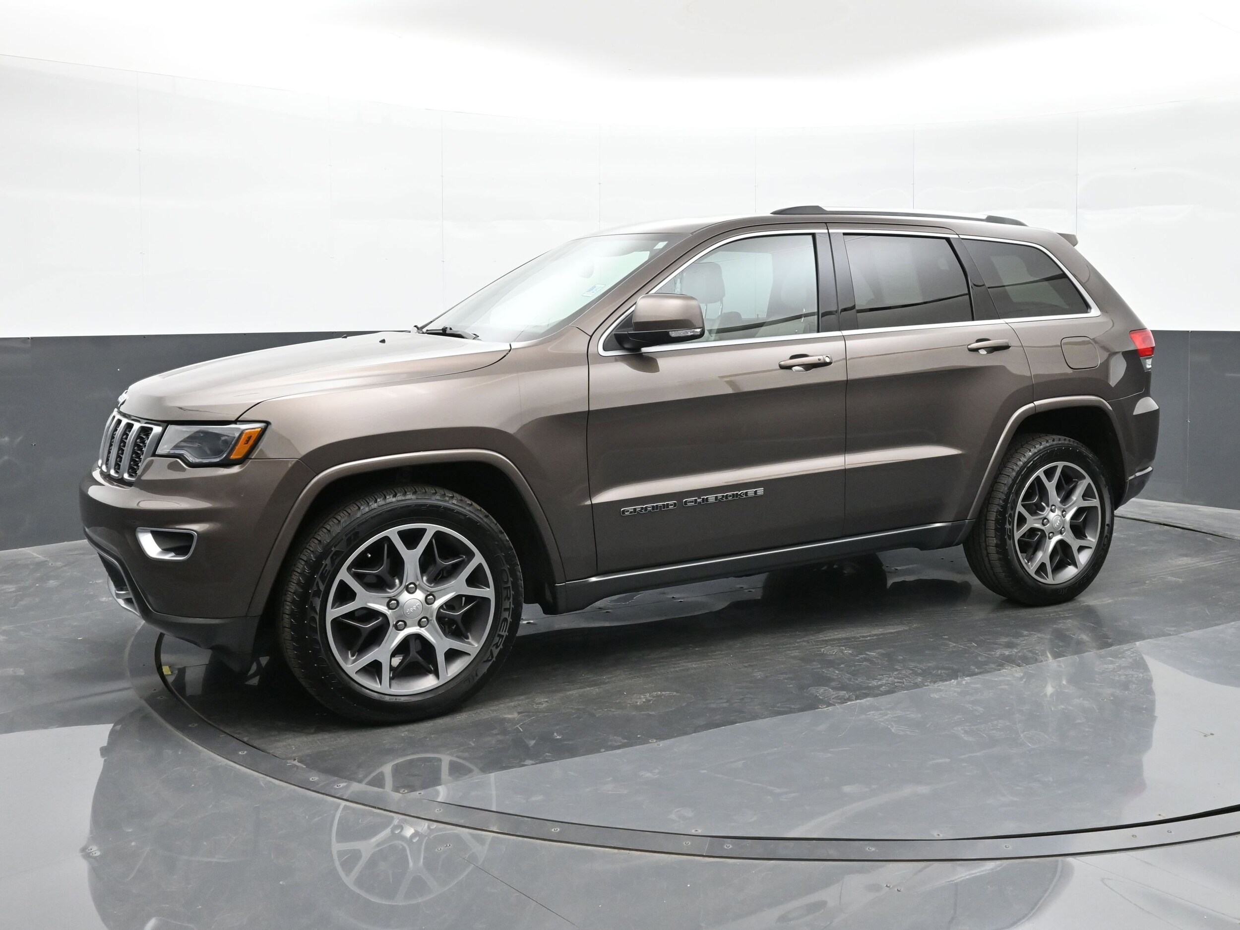 2018 Jeep Grand Cherokee Limited Sterling Edition photo 2