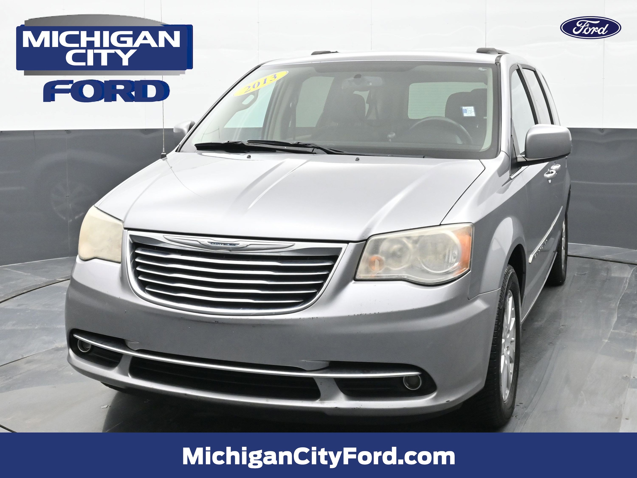 2013 Chrysler Town & Country Touring's photo