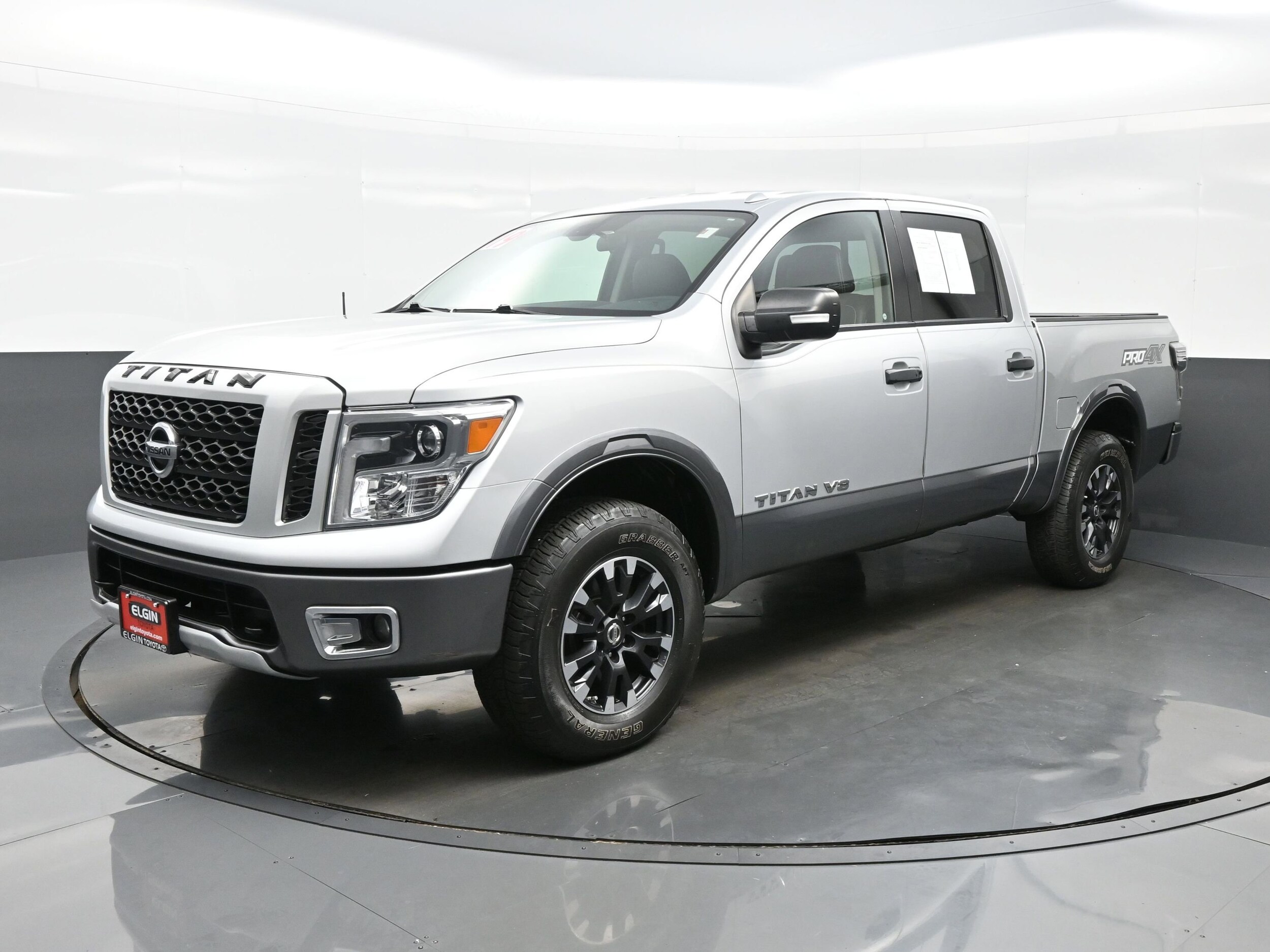 2019 Nissan Titan Crew Cab PRO-4X photo 4