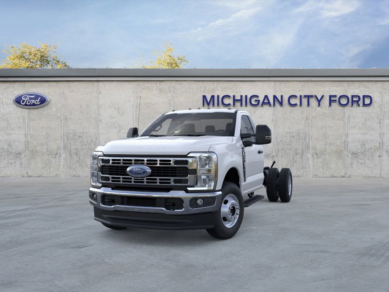 2025 Ford F-350 XLT photo 2