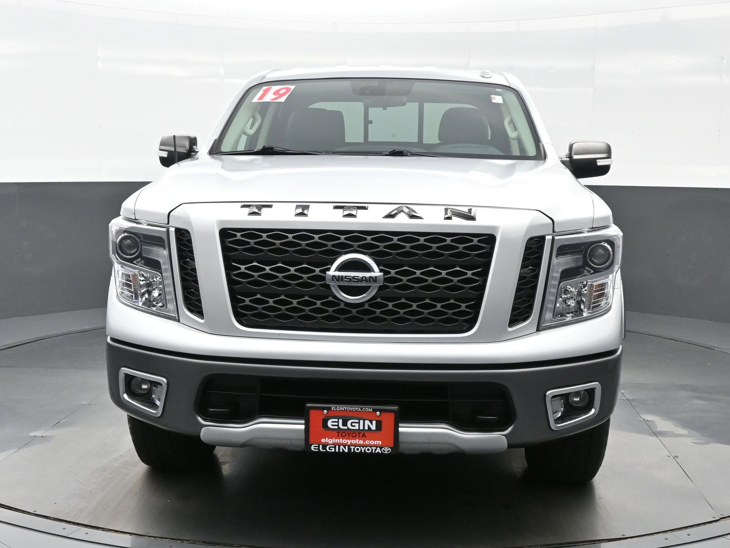 2019 Nissan Titan Crew Cab PRO-4X photo 3