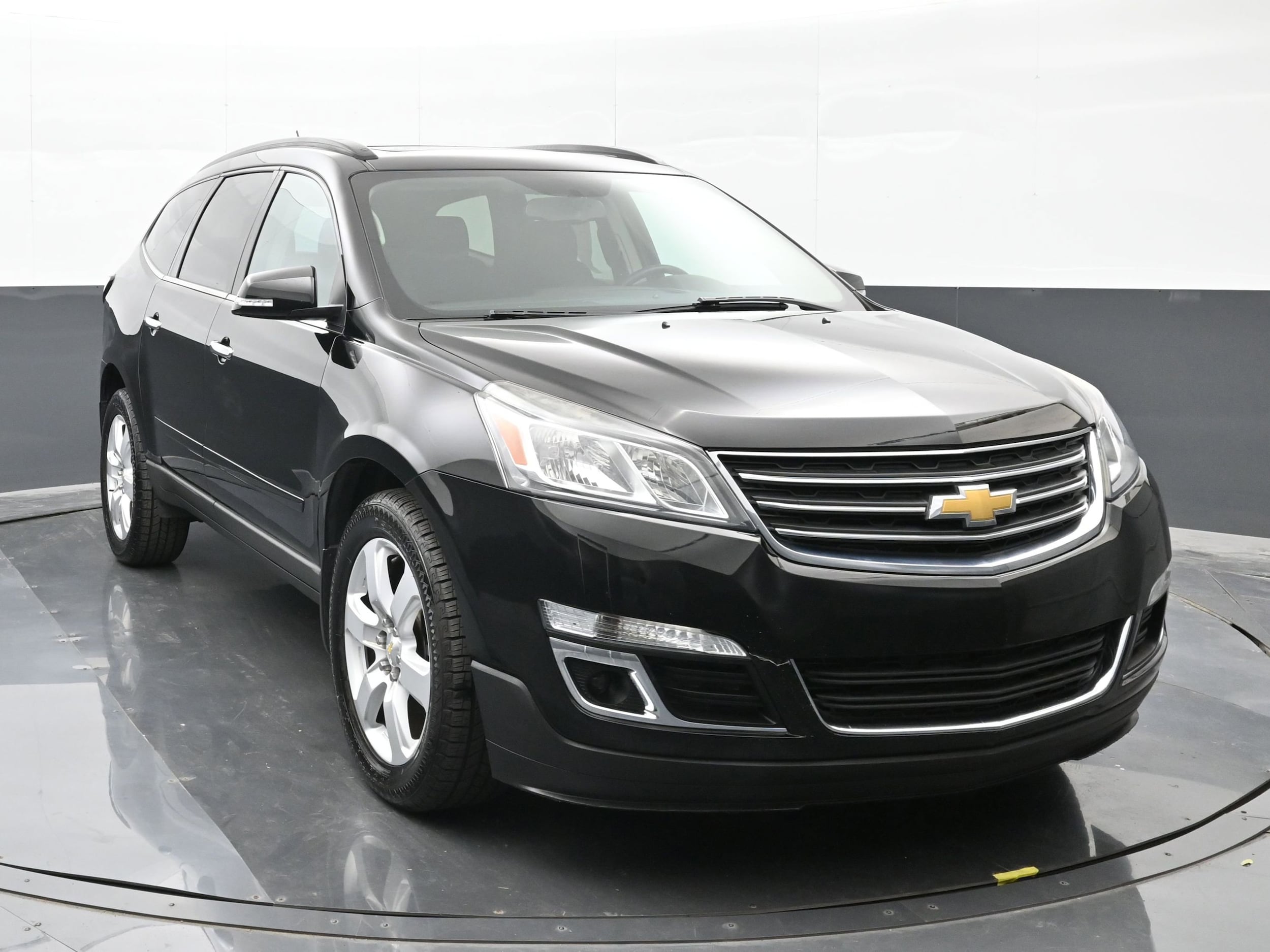 Used 2016 Chevrolet Traverse 1LT with VIN 1GNKRGKD7GJ165417 for sale in Michigan City, IN